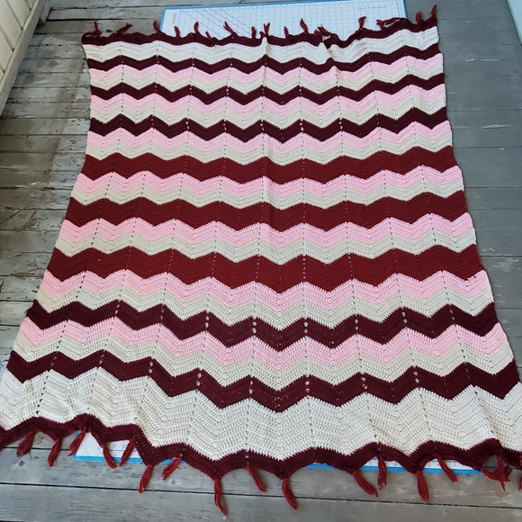 Chevron Zig Zag Crochet Afghan Blanket Throw Pink Red 65"x56" Handmade Vintage - Picture 2 of 12